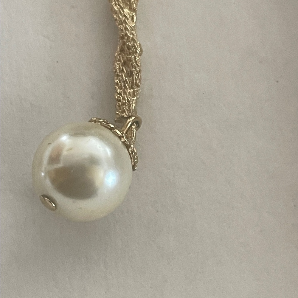 Elegant Gold-tone and Pearl Drop Earrings - no markings - Picture 8 of 10